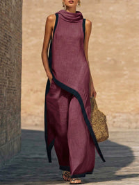 Robe longue sans manches en coton-lin bordeaux, encolure drapée et liseré noir contrastant.