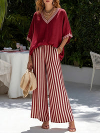 Ensemble tunique bordeaux et pantalon rayé à jambes larges