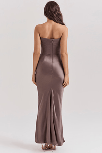 Robe en satin brun taupe vue de dos, corsage ajusté et pan avec fente