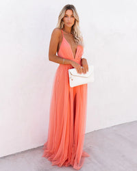 Robe longue en tulle corail clair, décolleté en V, bretelles fines
