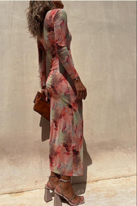 Robe en résille à manches longues rose-rouge, motif éclaboussures, coupe midi