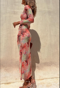 Robe en résille longue à manches longues multicolore rouge et verte, motif abstrait