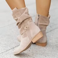 Bottes Joanne beiges en suède, talon bloc bas, brides croisées et boucle décorative