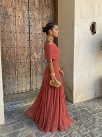 Robe longue hors de l’épaule en tissu rouge, dos ajusté, jupe évasée