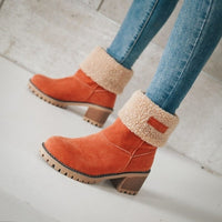 Bottes doublées orange à col en fausse fourrure beige, talon bloc et semelle crantée.