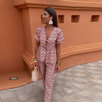 Ensemble pantalon imprimé rose et blanc : haut décolleté en V, manches bouffantes et pantalon long