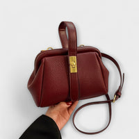 Sac rétro Maelis bordeaux à anse courte, bandoulière amovible, fermoir doré.