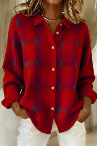 Gilet long en maille rouge à motifs carrés, col boutonné, boutons blancs, ourlet côtelé.