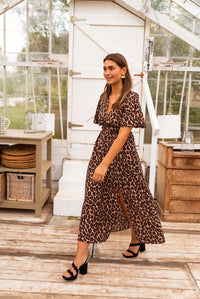 Robe longue léopard Stella™ décolleté V, taille froncée, longueur maxi