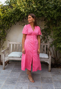 Robe midi léopard rose à encolure V, manches bouffantes, coupe fluide mi-mollet.