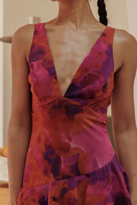 Robe midi à volants bordeaux-rose à motifs, décolleté en V.