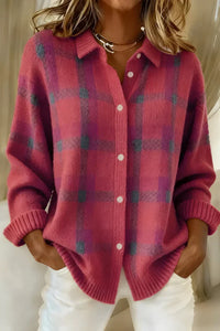 Gilet long en maille rouge à carreaux rose et motifs, col boutonné, boutons blancs.