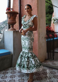 Robe longue imprimée vert, encolure carrée, volants festonnés et jupe à volants.