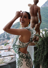 Robe longue verte imprimée, dos échancré avec ruban à nouer, volants aux épaules.