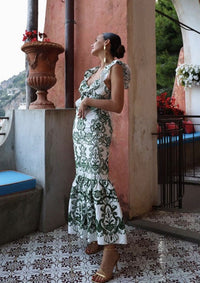 Robe longue verte imprimée, coupe près du corps, volants au bas et aux épaules.