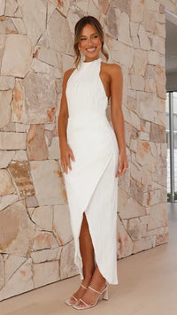 Robe midi plissée blanche à encolure haute sans manches, fente au bas.