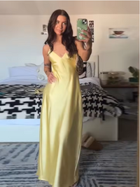 Robe longue satinée jaune clair à fines bretelles, coupe fluide