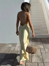Robe longue satinée jaune clair dos nu à fines bretelles