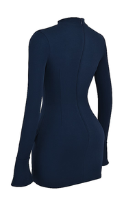 Robe courte Zevuri bleu marine vue de dos, maille ajustée, manches longues évasées