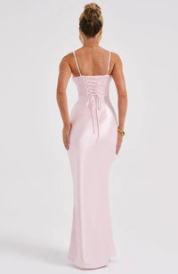 Robe longue rose pâle au dos, bretelles fines et nœud à la taille