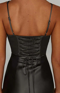 Robe longue noire: corsage lacé au dos et bretelles ajustables