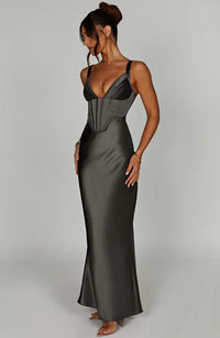 Robe longue noire à bretelles, corsage structuré et jupe longue évasée