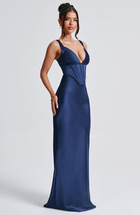 Robe longue bleue marine à bretelles fines, haut corseté et taille cintrée