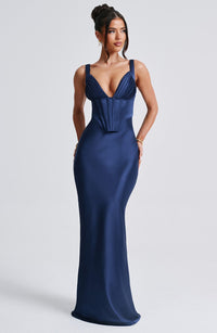 Robe longue bleue marine à bretelles fines, silhouette moulante et jupe longue