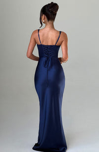 Robe longue bleue marine au dos, laçage central et bretelles fines réglables