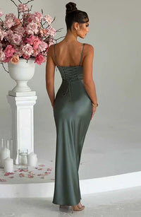 Robe longue ajustée à dos nu, fines bretelles, cordon au dos