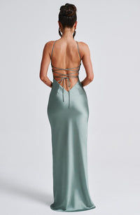 Robe longue en satin vert sauge, laçage dorsal avec cordon noué et dos échancré