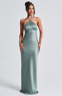 Robe longue classique en satin vert sauge, bretelles croisées, coupe moulante