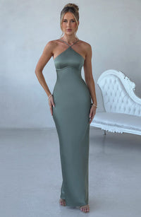Robe longue en satin vert sauge, encolure halter croisée, silhouette près du corps