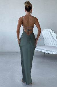 Robe longue en satin vert sauge, dos nu avec laçage central et bretelles croisées