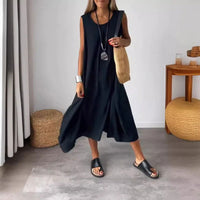 Robe midi sans manches noire, tombé fluide et ourlet évasé.