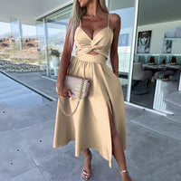 Robe midi Célestine beige clair à bretelles fines, décolleté noué, fente sur le côté