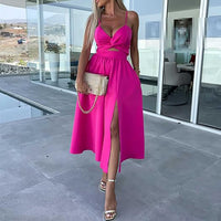 Robe midi rose fuchsia à bretelles spaghetti, buste noué, fente latérale.