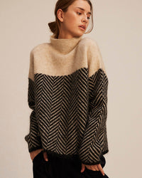Pull col roulé beige et noir à motif chevrons, encolure haute, bas sombre