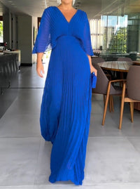 Robe longue bleue à col en V, manches 3/4, tissu plissé et ceinture froncée.