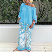 Ensemble haut bardot bleu clair et pantalon long à motifs multicolores