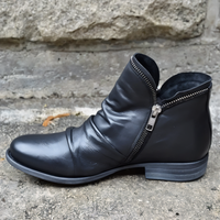 Bottines faciles à enfiler en cuir foncé, tige montante et semelle à talon