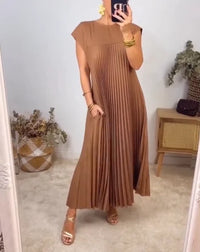 Robe mi-longue marron plissée, manches courtes, encolure ronde, coupe ample
