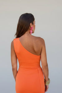 Robe-jupe orange longue dos nu en U, bretelle unique et drapé.