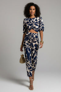 Robe midi bleue à motif blanc, ensemble noué au buste et manches bouffantes