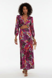 Robe d’été longue imprimée fleurs, décolleté V noué, manches ballon, tons violet.