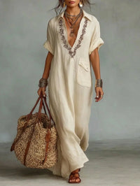 Robe longue bohème beige à encolure V, imprimé floral, manches courtes, poche poitrine.