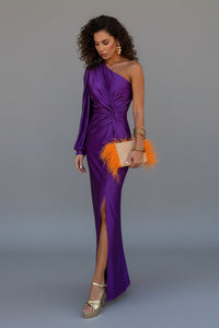 Robe longue violette une épaule, drapée sur le devant, fente, manches longues
