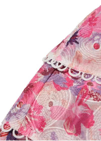Volant de robe rose fleurie avec bord festonné et ruban froncé