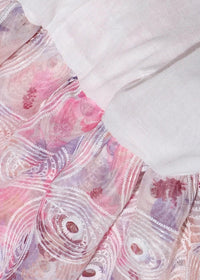 Tissu de robe rose imprimé fleuri, effet smock et reliefs en texture