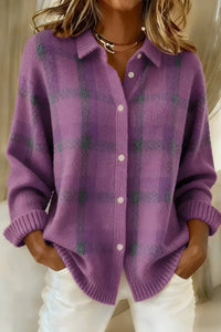 Gilet long en maille violet à carreaux, col boutonné, boutons blancs, manches côtelées.